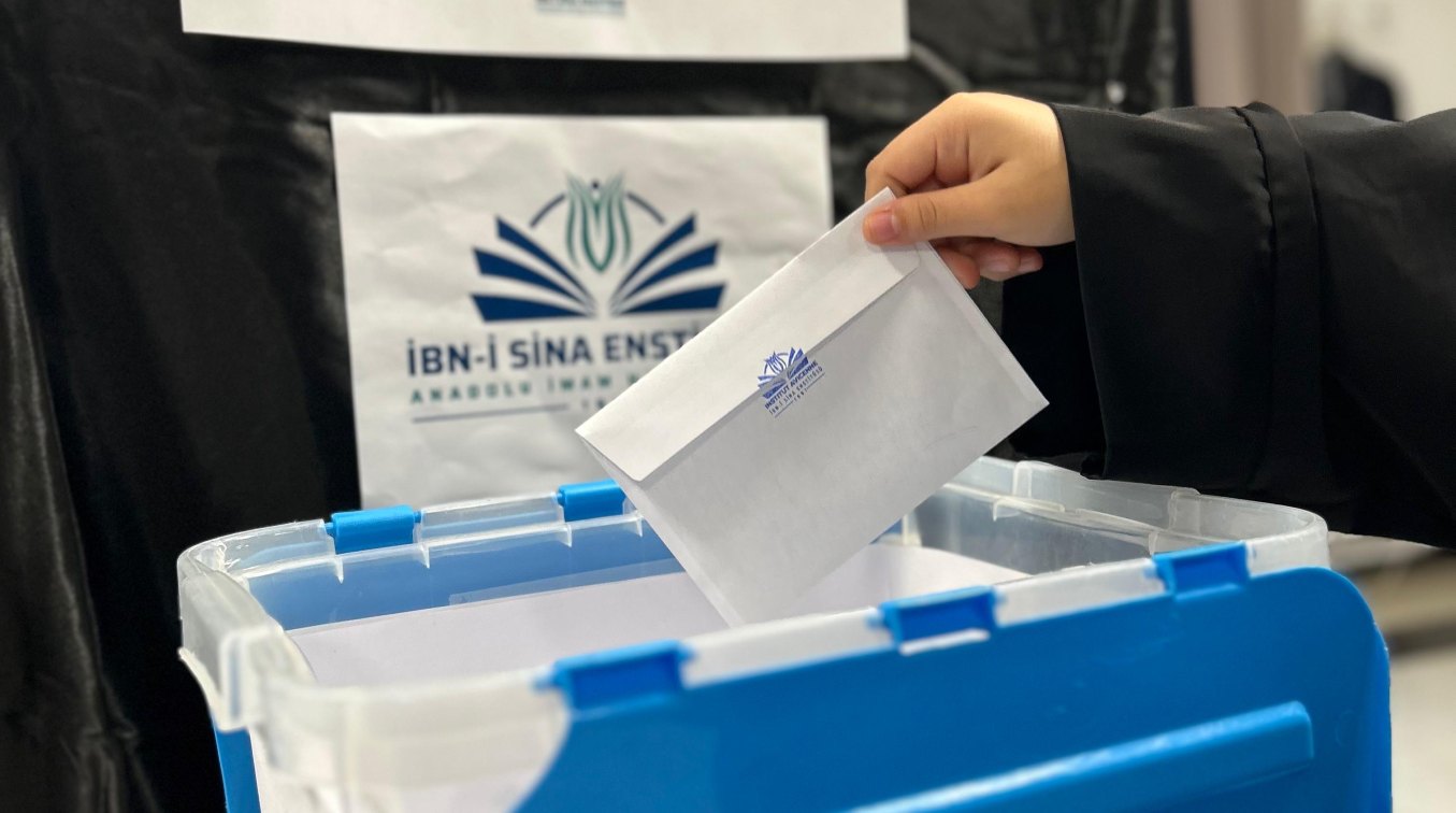 İbn-i Sina Enstitüsü Anadolu İmam Hatip Lisesi Öğrencileri Meclis Başkanını Seçti