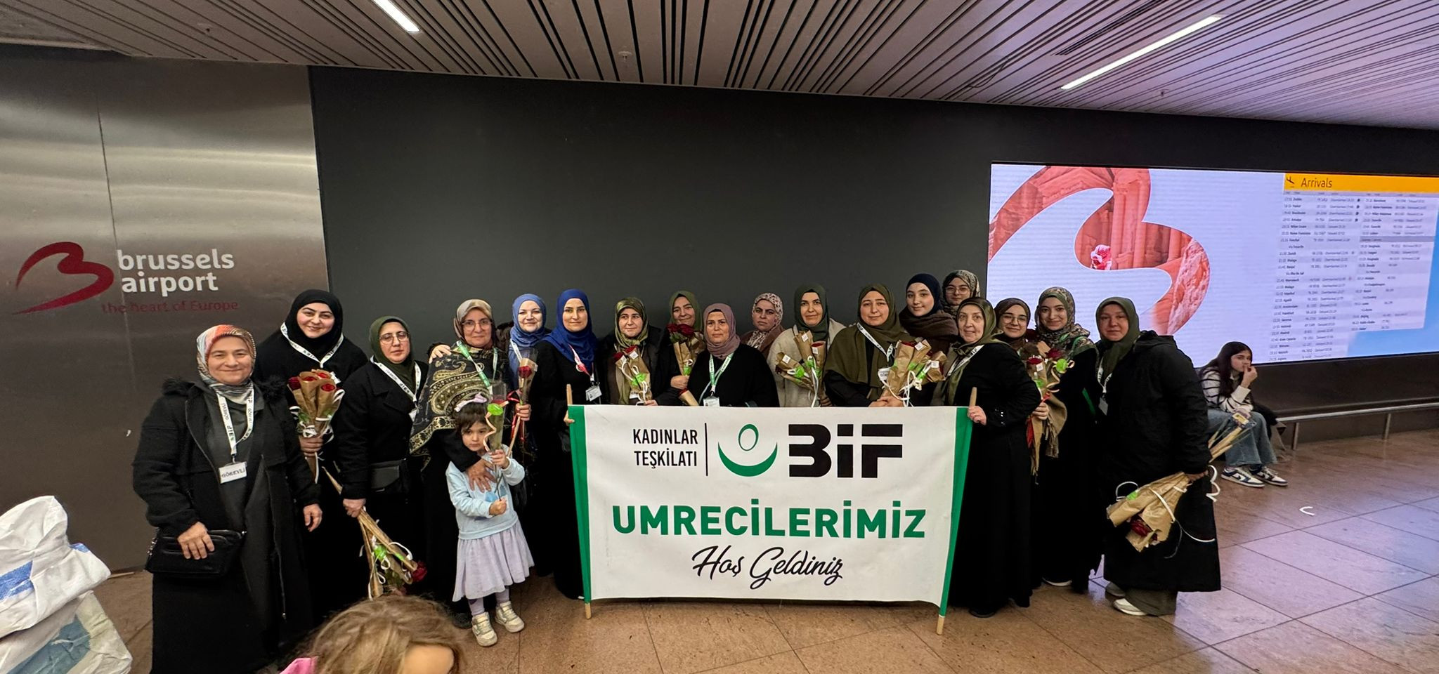 Umre Kafileleri Brüksel Havalimanı’nda Gönül Birliğiyle Karşılandı