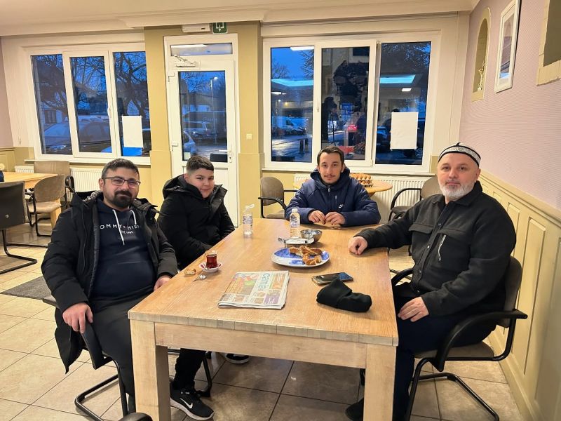 BİF Heusden-Zolder'de Babalar ve Çocuklar Sabah Namazında Buluştu