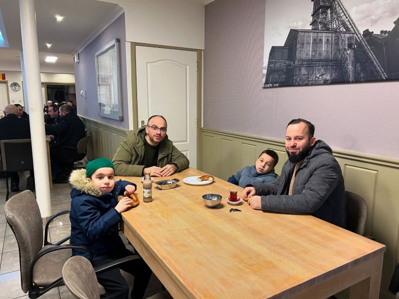 BİF Heusden-Zolder'de Babalar ve Çocuklar Sabah Namazında Buluştu
