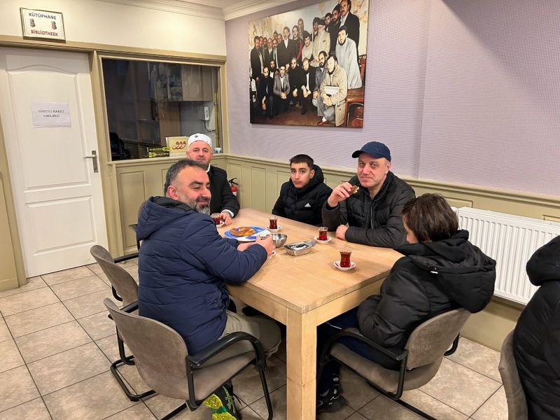 BİF Heusden-Zolder'de Babalar ve Çocuklar Sabah Namazında Buluştu
